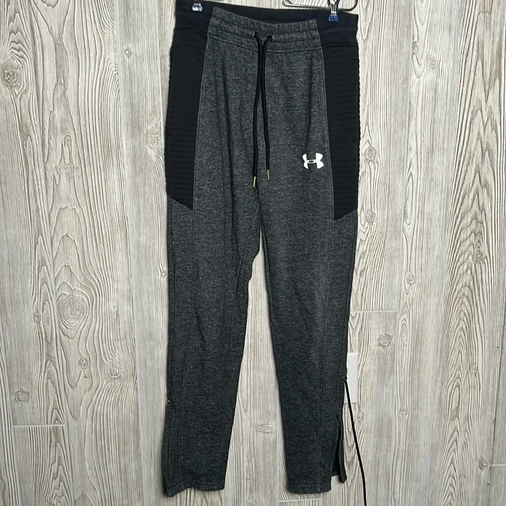 Unisex Under Armour joggers zip bottom size medium